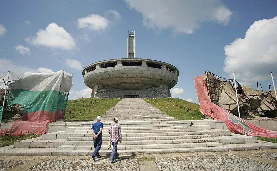 Хеликоптер пази Чинията на Бузлуджа