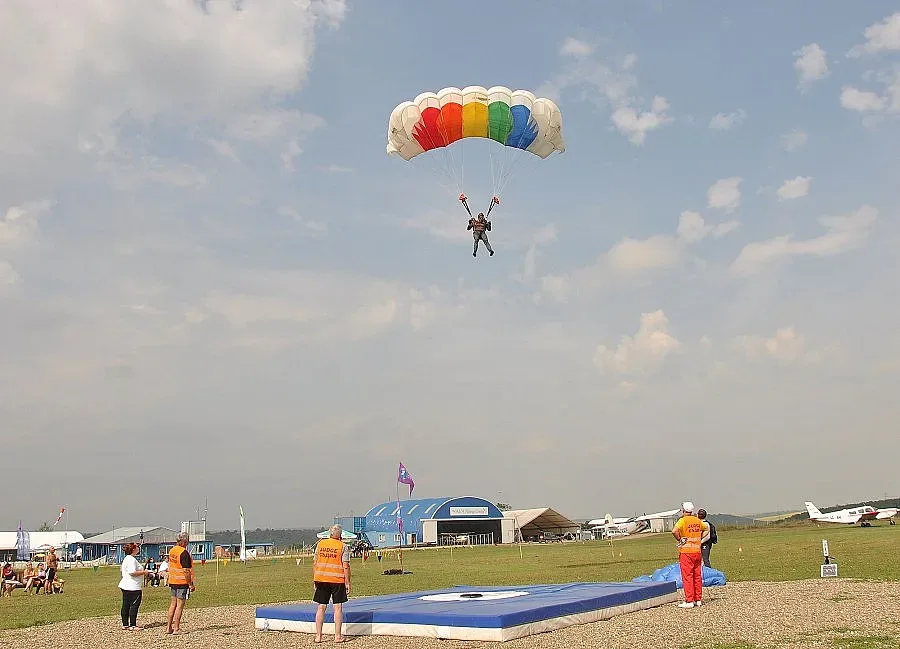 46 скачат с парашути край село Ерден