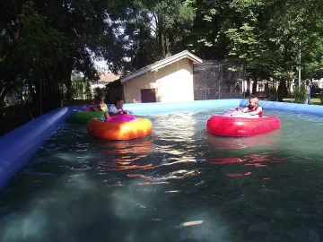 Зоопарк вози децата в лодки