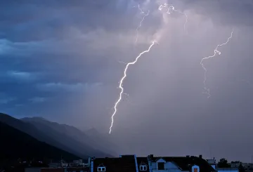 Жълт код за гръмотевични бури и валежи