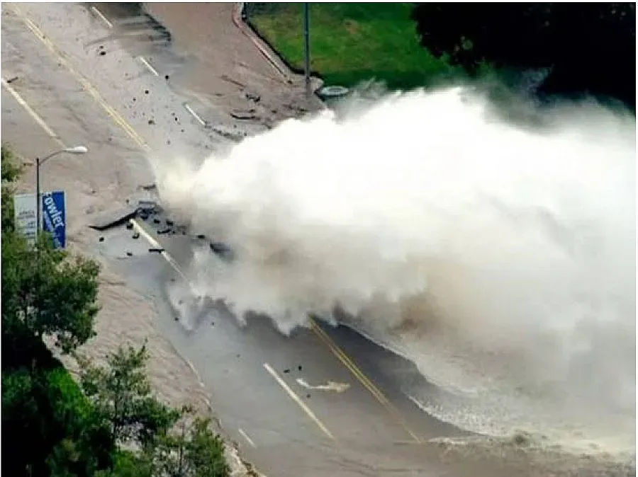 Аварирал водопровод заля Лос Анджелис и UCLA