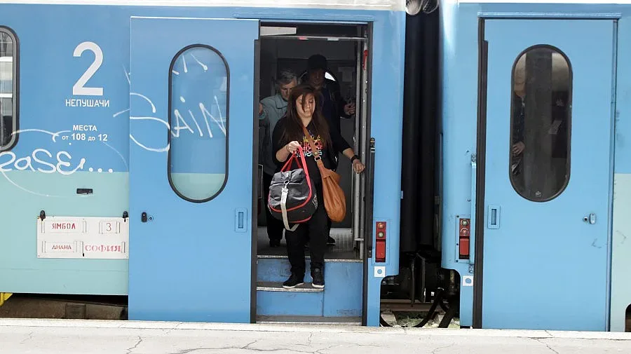 Мъж и буря спряха влаковете за морето (ОБЗОР)