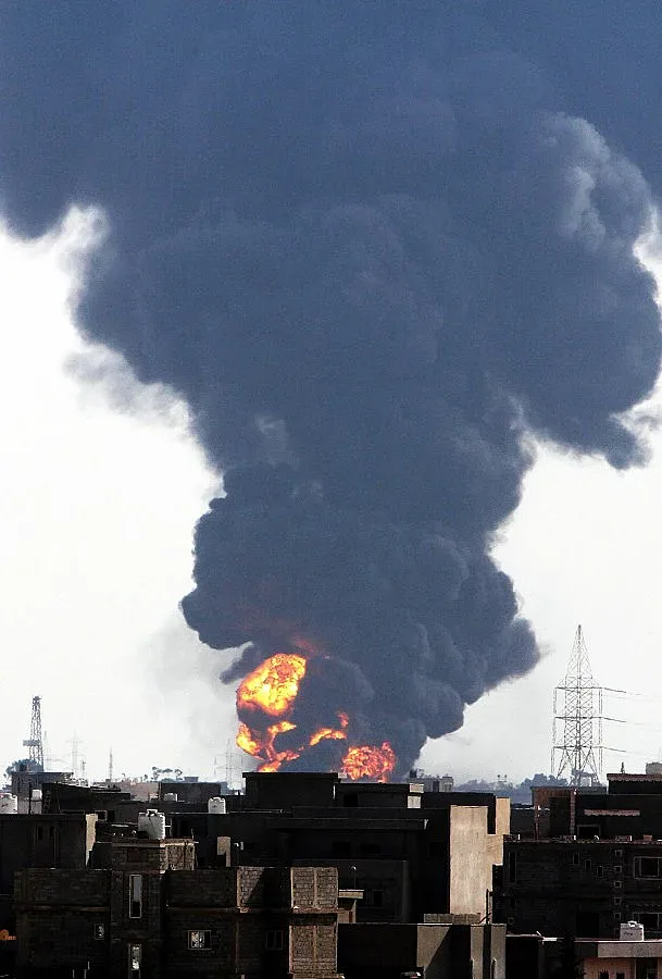 Пожарът в Триполи расте, опасяват се за екологична катастрофа