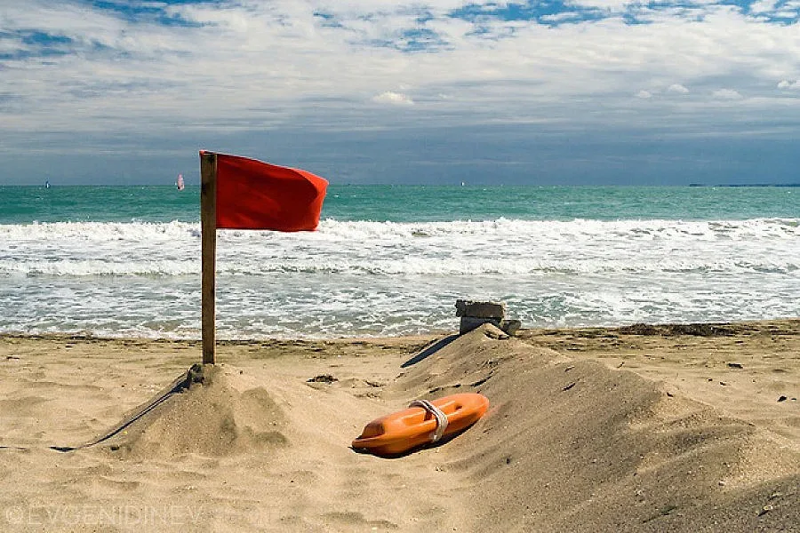 Червени флагове по южните плажове заради мъртво вълнение