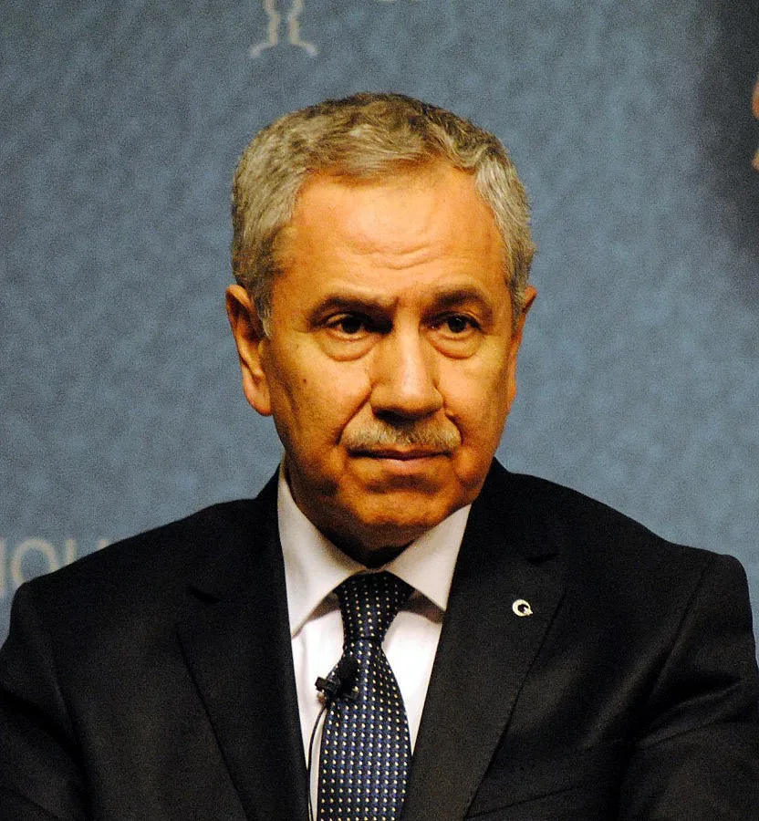 Турският вицепремиер посъветва жените да не се смеят