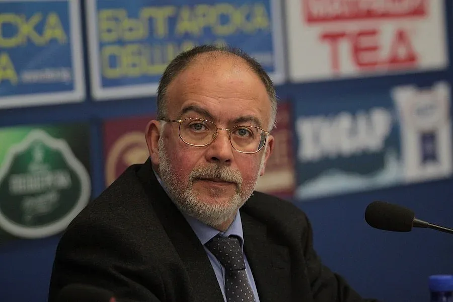 Миков няма да "топли" стола на Сергей