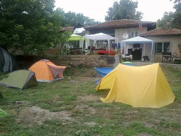 10 000 лв. глоба за учителката с палатките