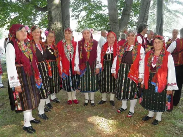 Чужденци пълнят фолклорния събор „Пирин пее"