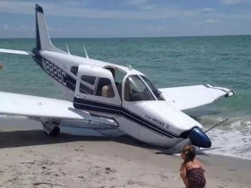 Мъж загина, след като малък самолет падна върху него във Флорида