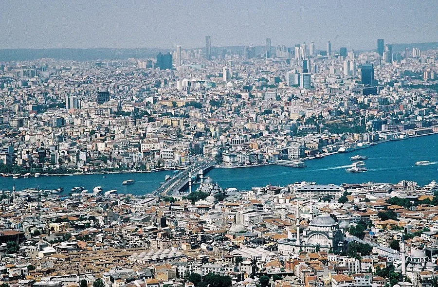 Автобус овъгли 4-ма в Истанбул