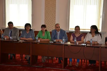 Активисти подариха футболна топка и домашна баница на Борисов