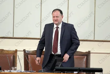 Миков: Не скандирайте името ми, ражда се култ