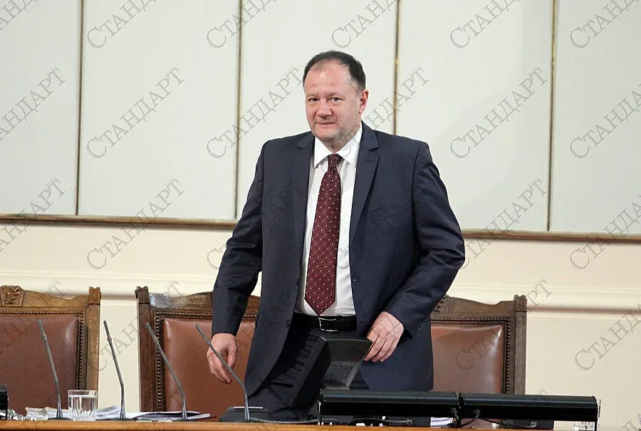 Миков: Не скандирайте името ми, ражда се култ