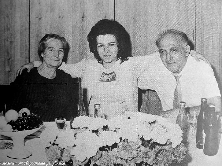 Прероден Христос ухажва Людмила Живкова