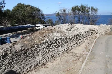 Възстановяват кулата и конюшнята на Кастрици
