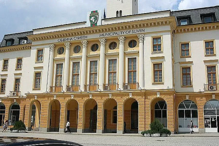 Младоженци от Сливен дариха играчки, които събраха на сватбата си