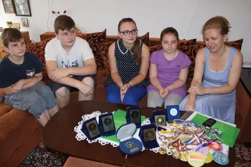 Поп остави без дом майка с четири деца