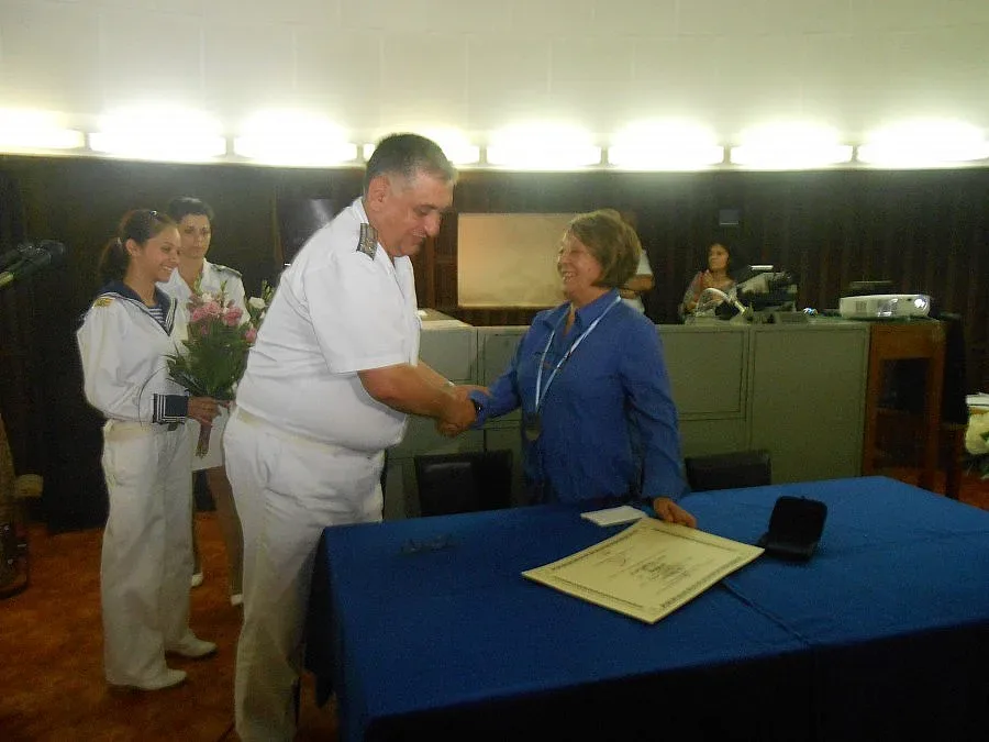 Мая Вапцарова разплака офицери и професори