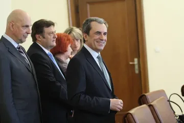 Кабинетът обсъди оставката си, но решение няма 