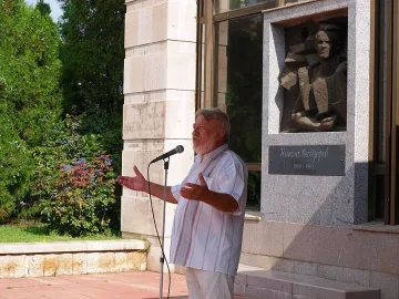 С песен и цветя почетоха Вапцаров в Благоевград