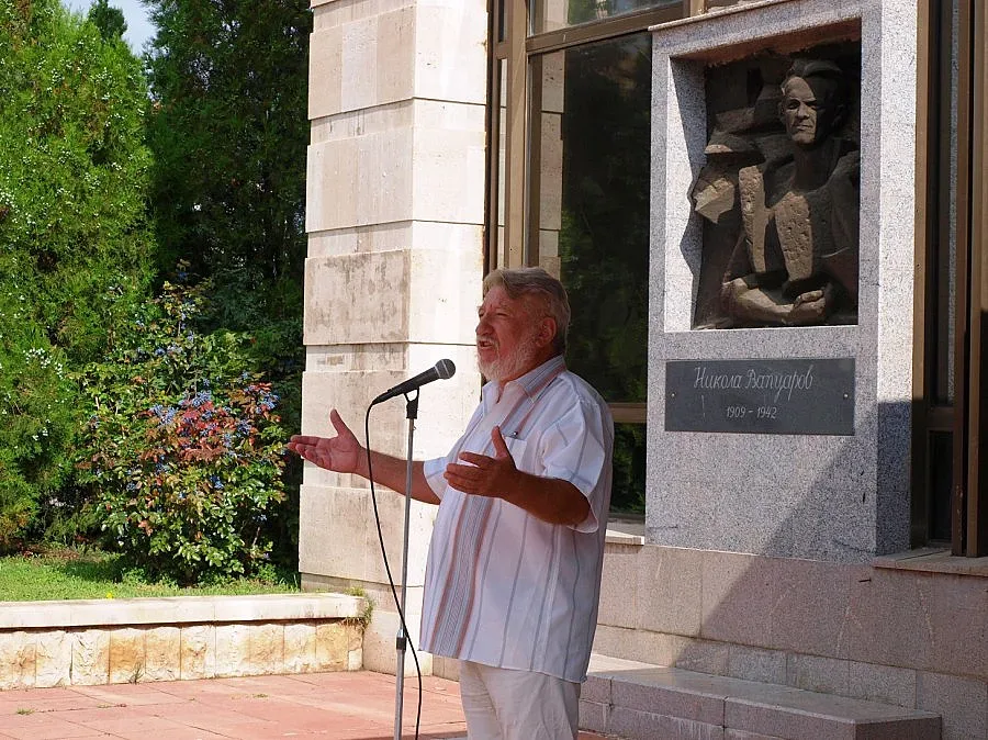 С песен и цветя почетоха Вапцаров в Благоевград