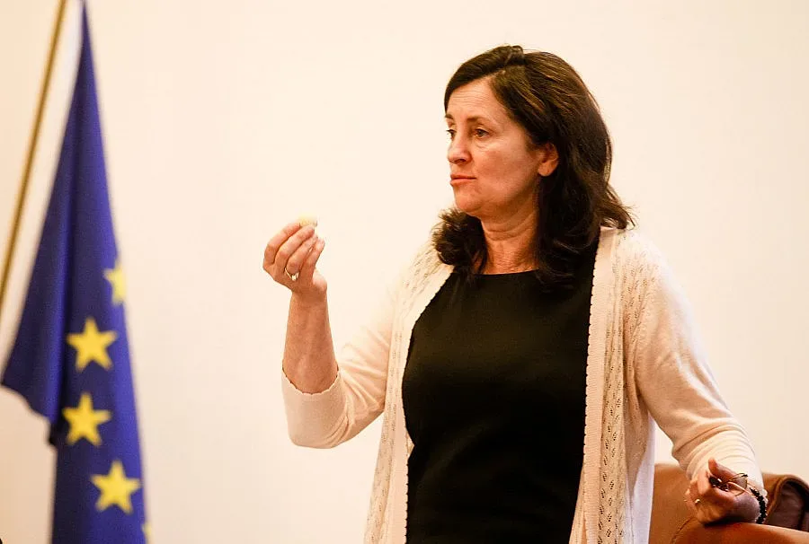 Кметове на спешна среща с Бобева за газовата връзка с Гърция