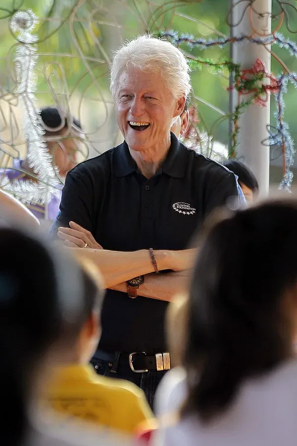 Клинтън със силиконова блондинка