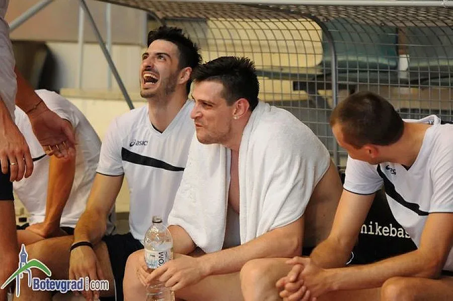 Владо Николов се връща за световното