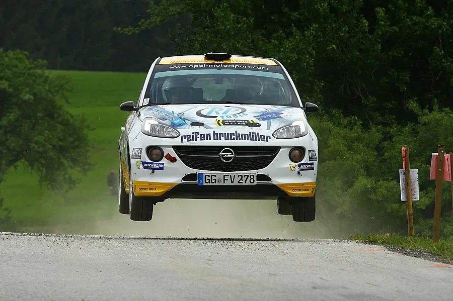 Opel хвърля ръкавица на Dacia