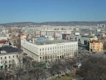 Строителен работник падна от покрива на пощата във Варна