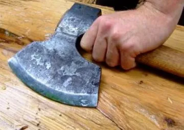 21-годишен шофьор вади брадва след катастрофа