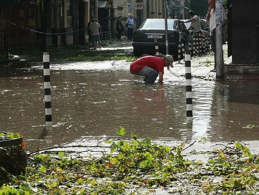 Дъжд и градушка в Западна България