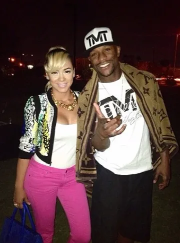 Флойд Мейуедър купува самолет на гаджето си