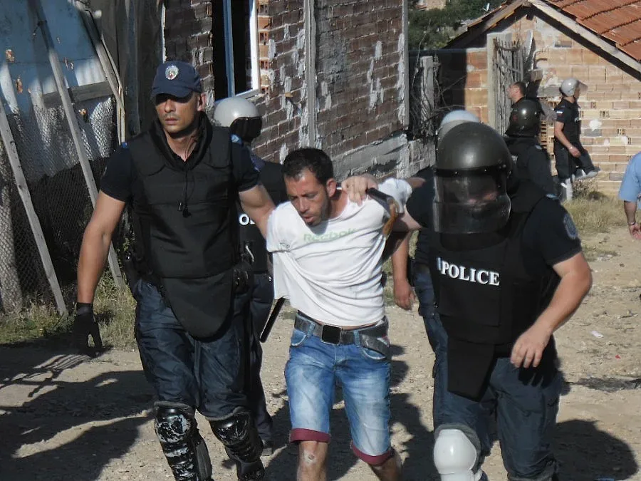 Арестуваха двама при събарянето на ромската махала в Стара Загора