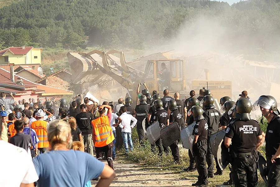 Събориха 18 незаконни постройки в старозагорския квартал Лозонец