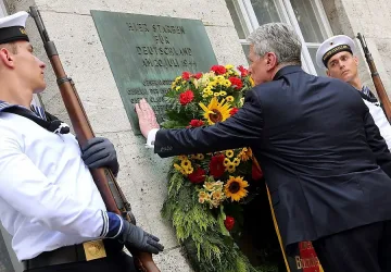 Германия почете офицерите, опитали да убият Хитлер