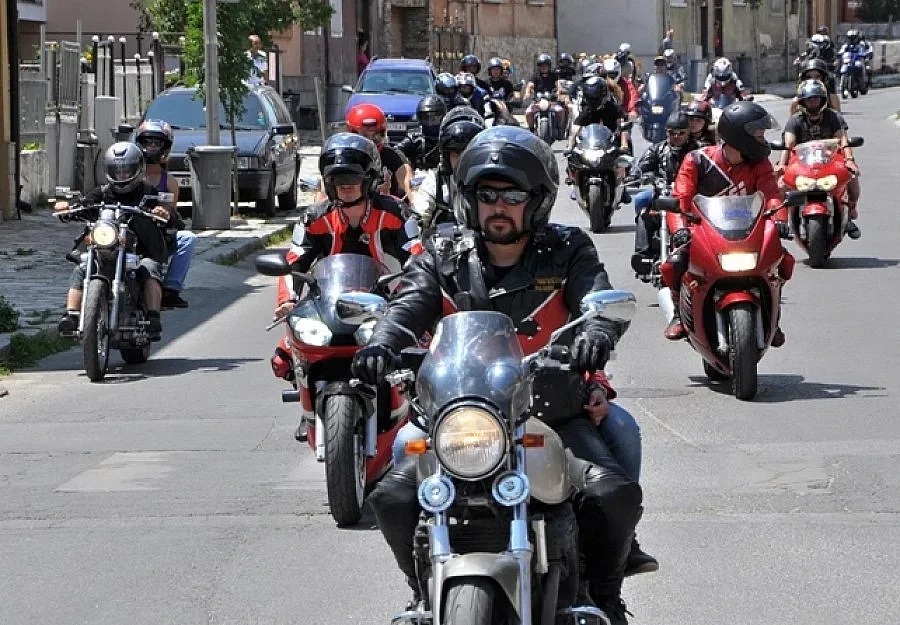 10-годишна рокерка поведе събора в Рила