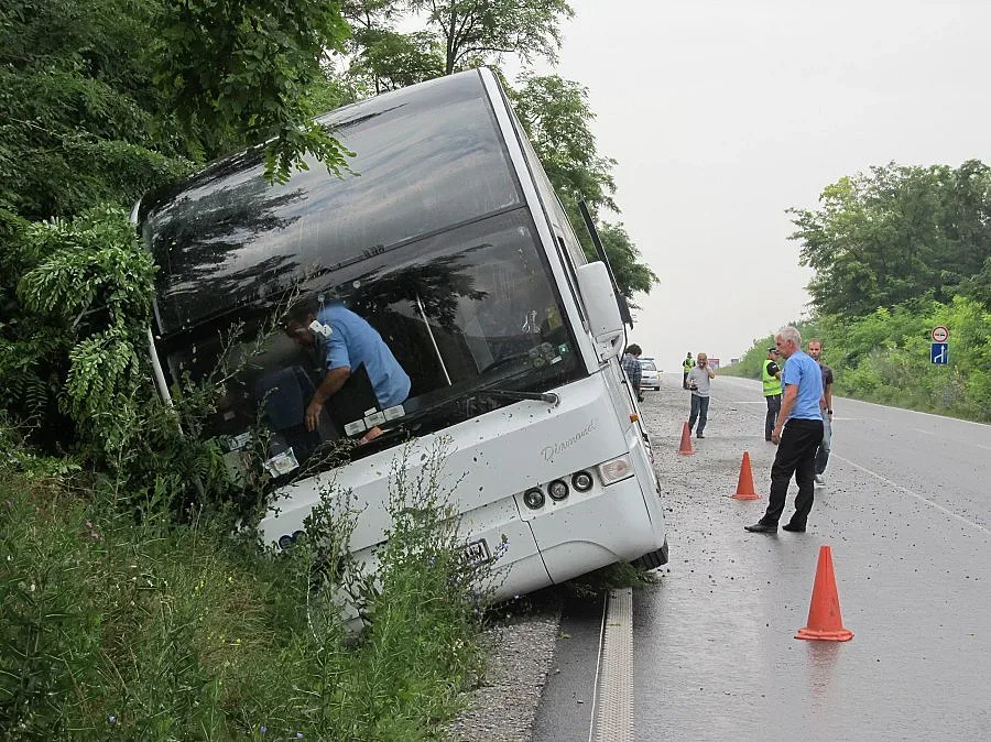 Автобус с деца се обърна край Русе