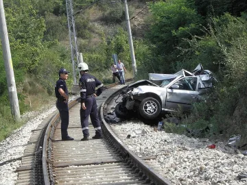 Мъж със счупен нос след сблъсък с влак