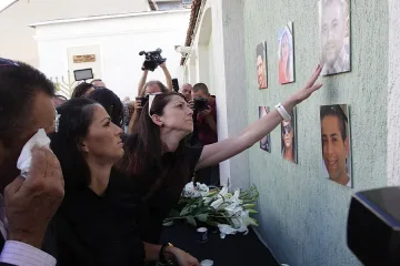 Цветя за жертвите на атентата