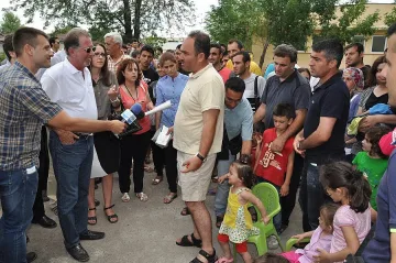 Милиардерът Бари заведе 35 сирийци на хотел в Наречен