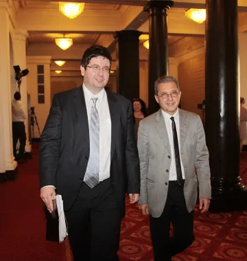 Държавата блокира