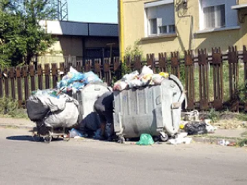 Пазарджик потъна в боклуци