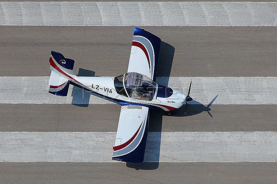 Учебен самолет кацна аварийно в Балчик