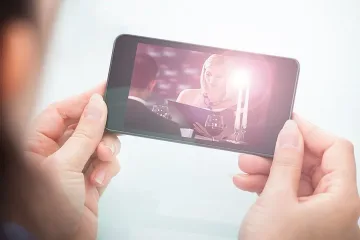 Изобретиха антирефлексен водоустойчив екран за телефони