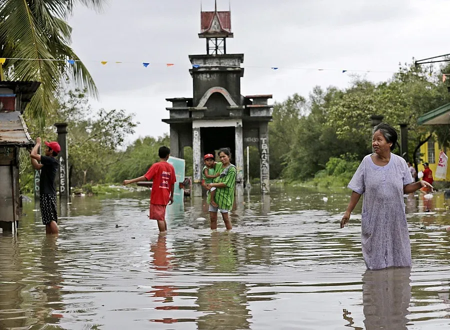 СНИМКИ: Най-малко 38 загинали от тайфуна във Филипините