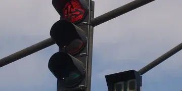 Вандали посегнаха и на светофар