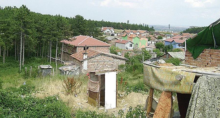 Събарят 55 незаконни ромски къщи