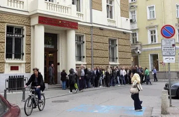Семейство атакува офис на КТБ