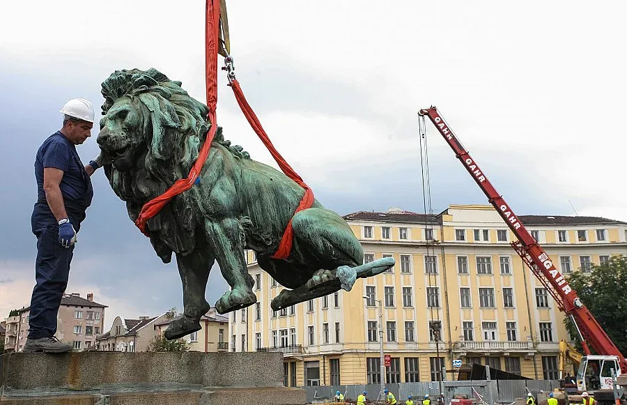 СНИМКИ: Стартира реставрацията на бронзовите фигури на Лъвов мост